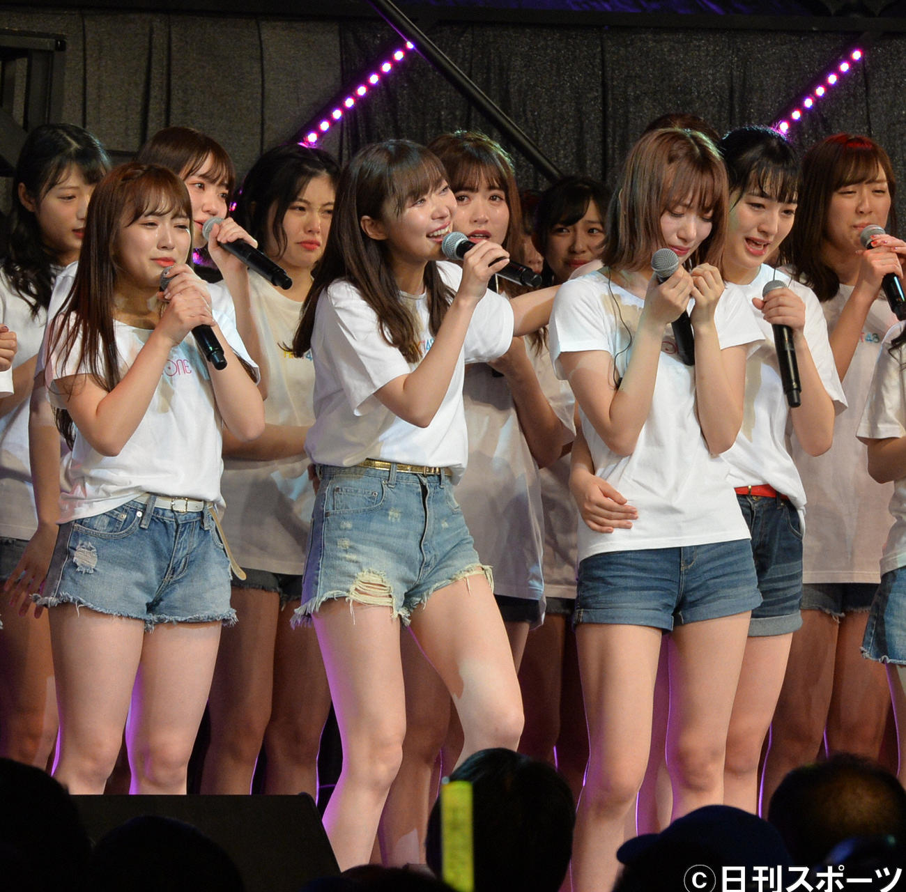 HKT48単独コンサート　コンサートに出演し、グループ卒業を発表した指原莉乃は、泣きじゃくる宮脇咲良の肩を抱く（2018年12月撮影）