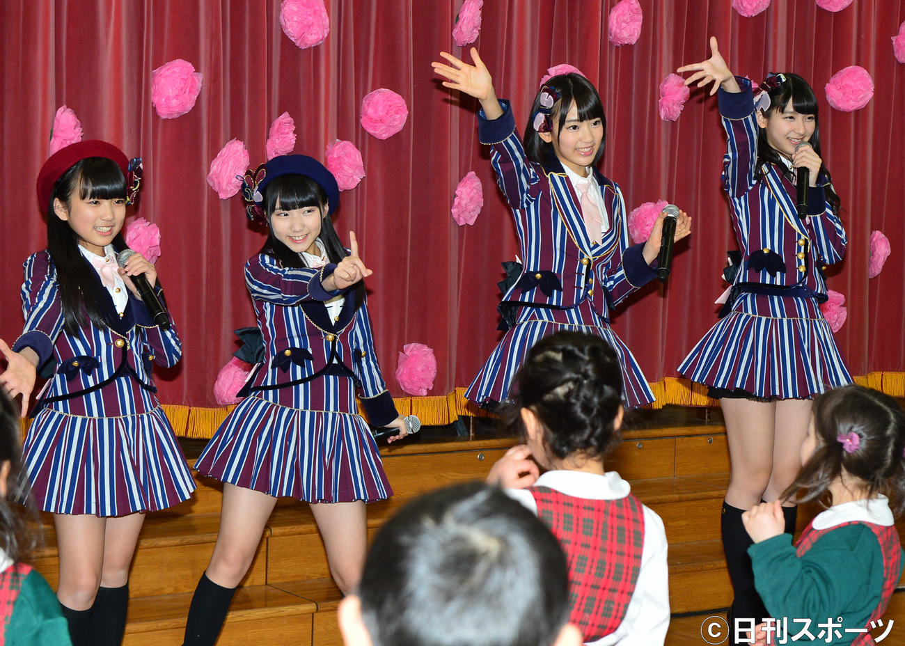 新曲「桜、みんなで食べた」の発売を記念し、東京・桜新町のさくら幼稚園でダンスを披露するＨＫＴ48の左から矢吹奈子、田中美久、宮脇咲良、松岡菜摘（2014年3月撮影）