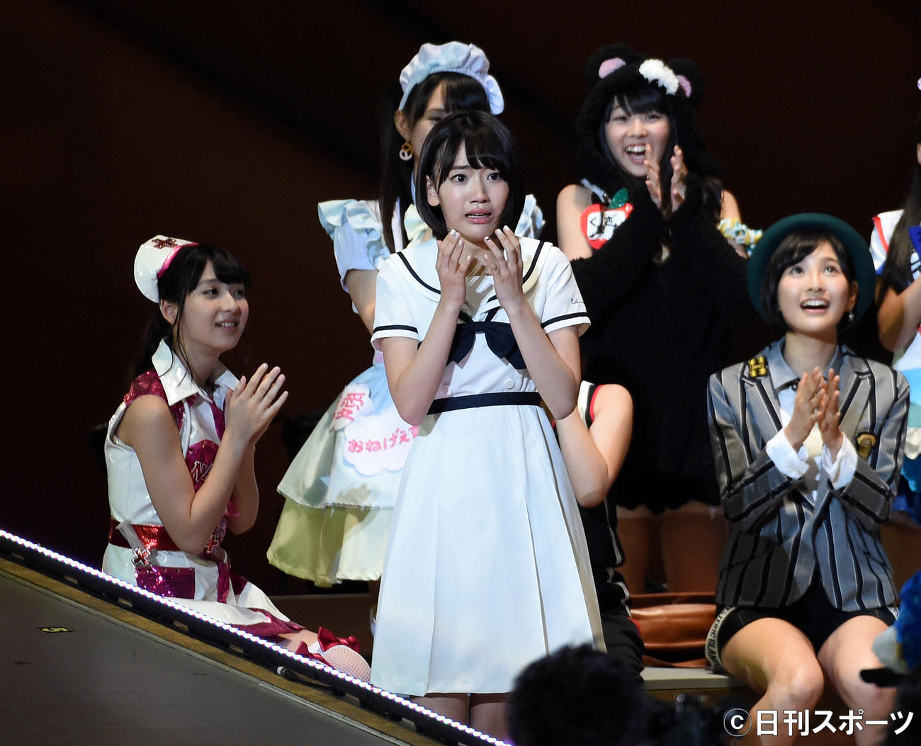 第5回AKB48じゃんけん大会　38枚目シングル曲のセンターに抜てきされた宮脇咲良（中央）は涙を流し信じられないといった表情を見せる（2014年9月撮影）
