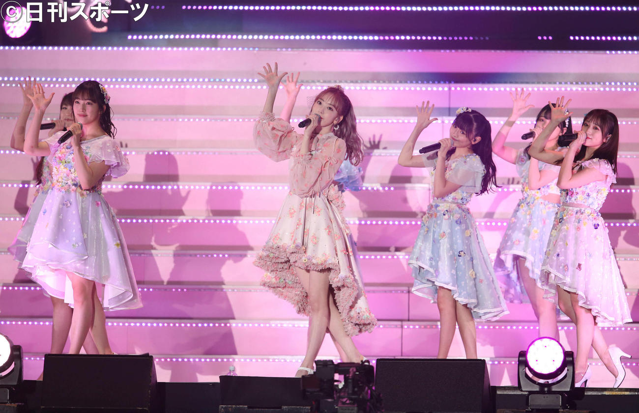 1曲目の「桜、みんなで食べた」を歌う宮脇咲良（中央）とHKT48（撮影・岩下翔太）