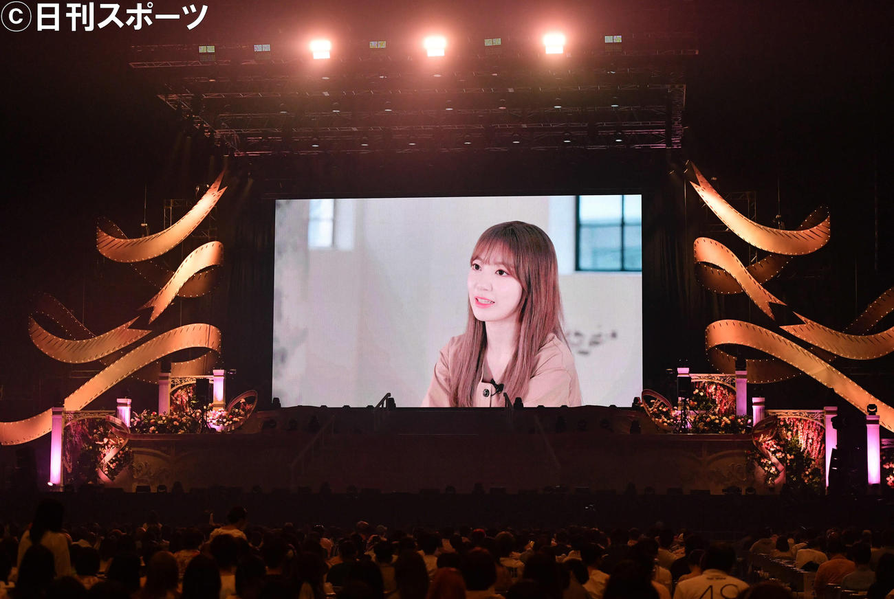 HKT48宮脇咲良の卒業コンサート開演前にインタビュー映像が流れる（撮影・岩下翔太）