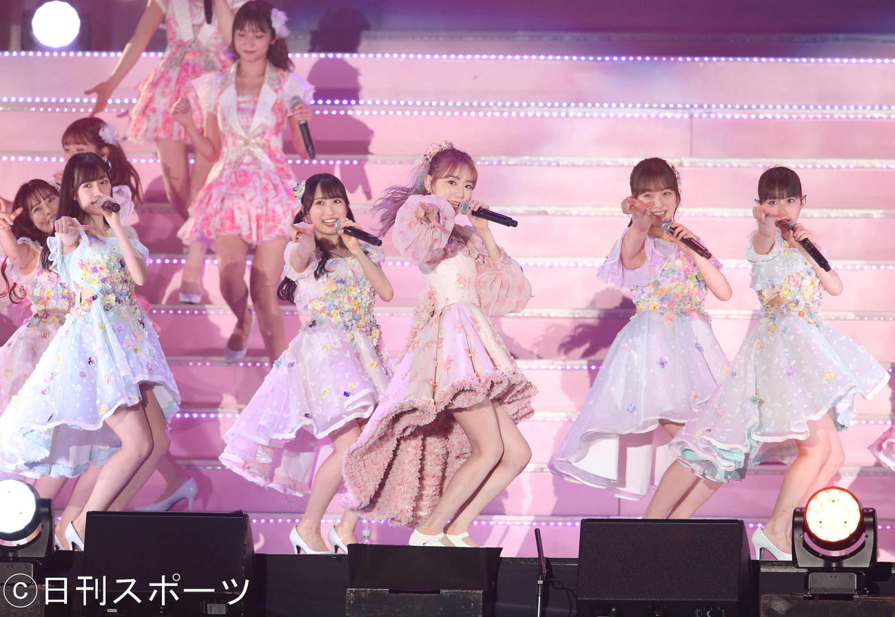 「希望的リフレイン」を歌う宮脇咲良（中央）とHKT48（撮影・岩下翔太）