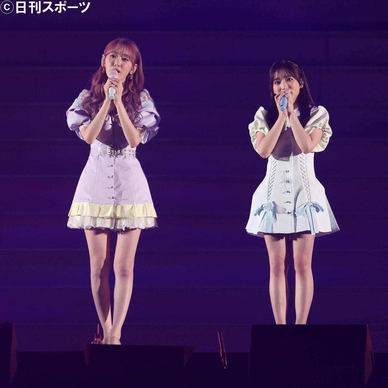 10曲目の「夢を見ている間」を歌うHKT48矢吹奈子（右）と宮脇咲良（撮影・岩下翔太）