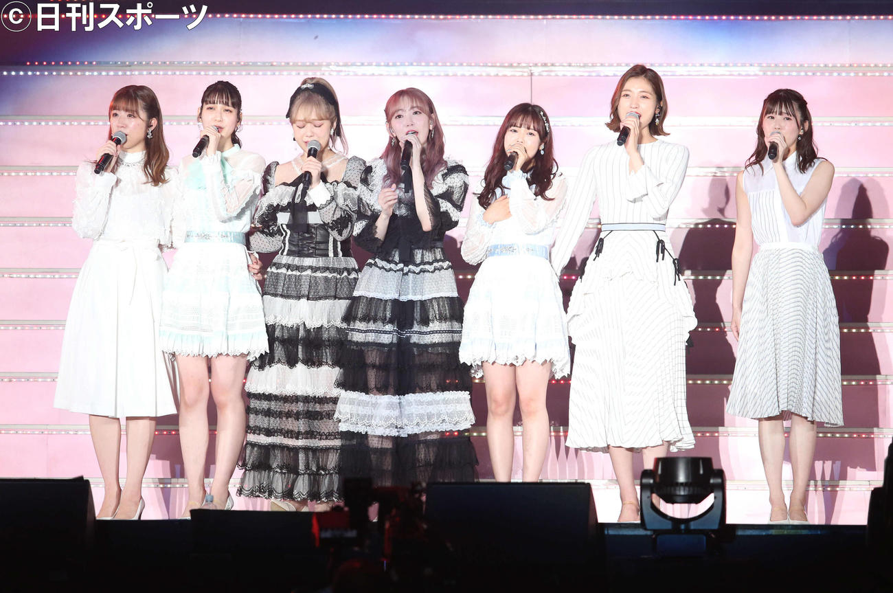 HKT48一期生と「夕陽を見ているか？」を歌う宮脇咲良（中央）（撮影・岩下翔太）