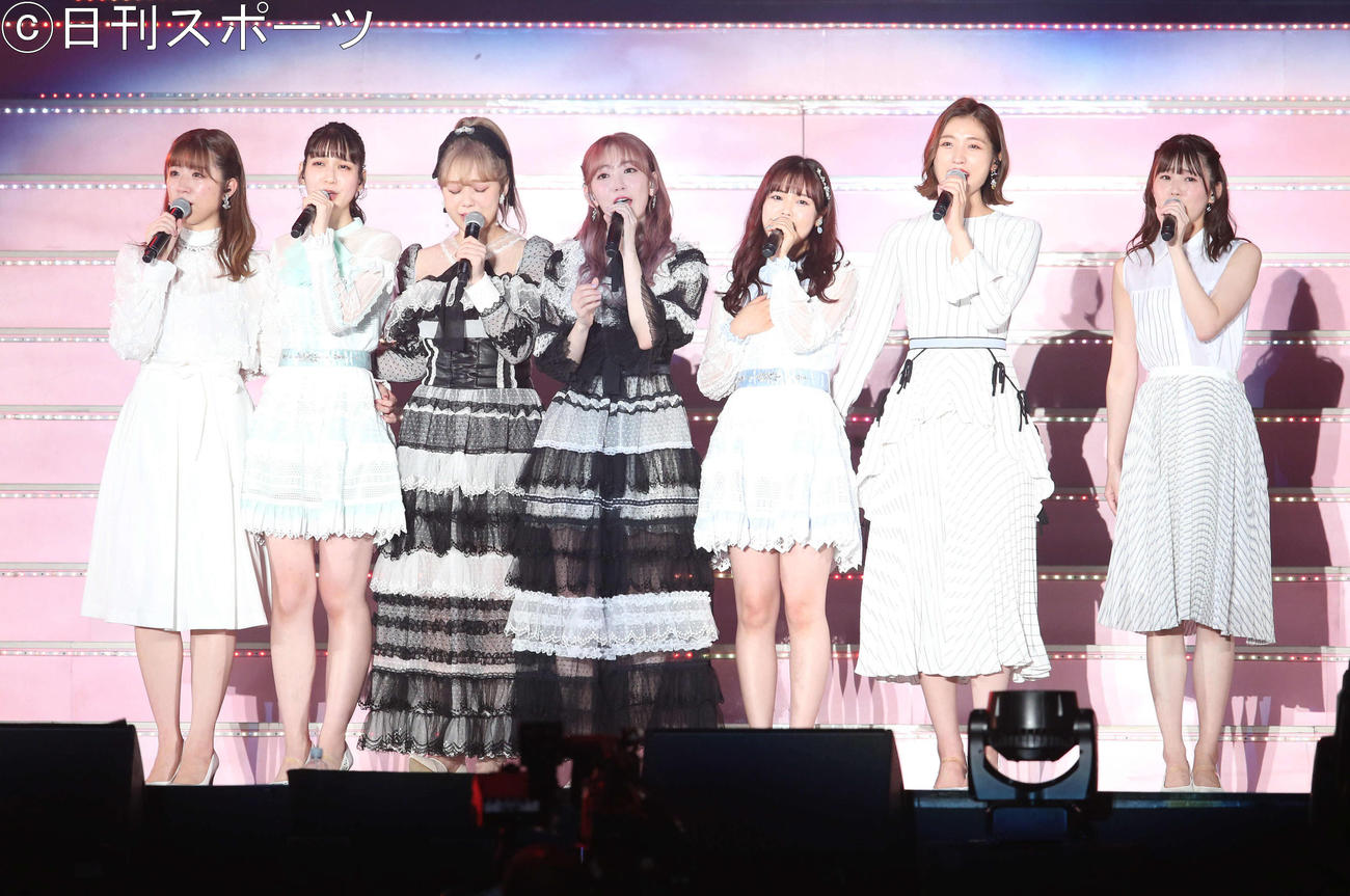 HKT48一期生と「夕陽を見ているか？」を歌う宮脇咲良（中央）（撮影・岩下翔太）