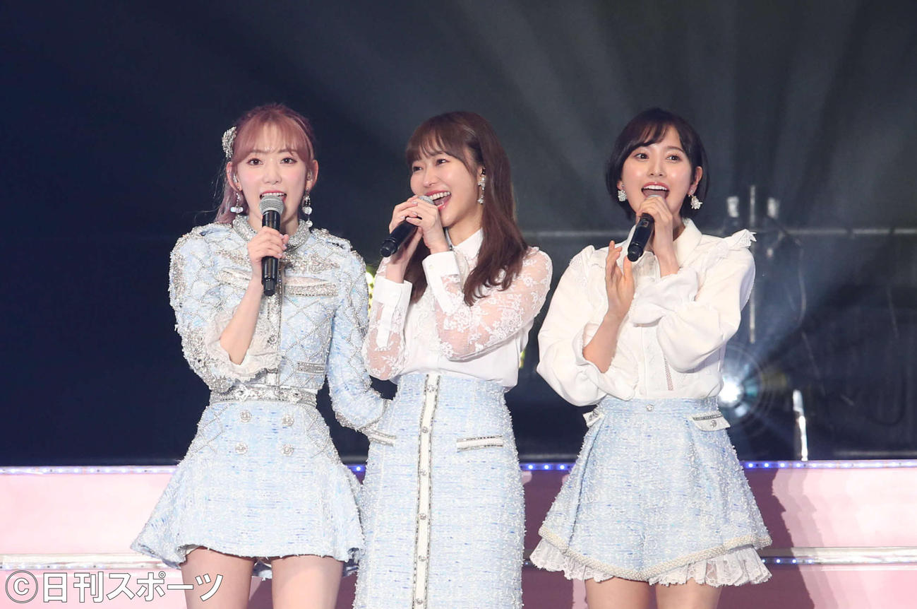 指原莉乃（中央）、兒玉遥（右）と25曲目「12秒」を歌うHKT48宮脇咲良（撮影・岩下翔太）