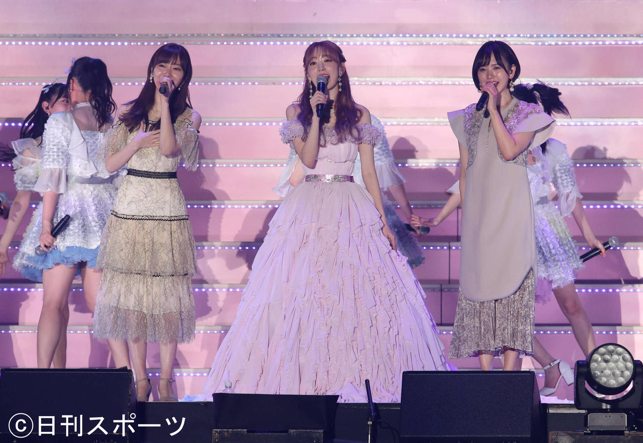 指原莉乃（左から3人目）、兒玉遥（右）とアンコール最後の「桜、みんなで食べた」を歌うHKT48宮脇咲良（撮影・岩下翔太）