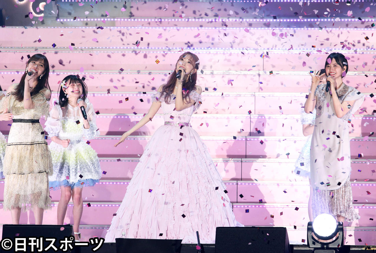 花吹雪が舞う中、指原莉乃（左）、兒玉遥（右）とアンコール最後の「桜、みんなで食べた」を歌うHKT48宮脇咲良（撮影・岩下翔太）