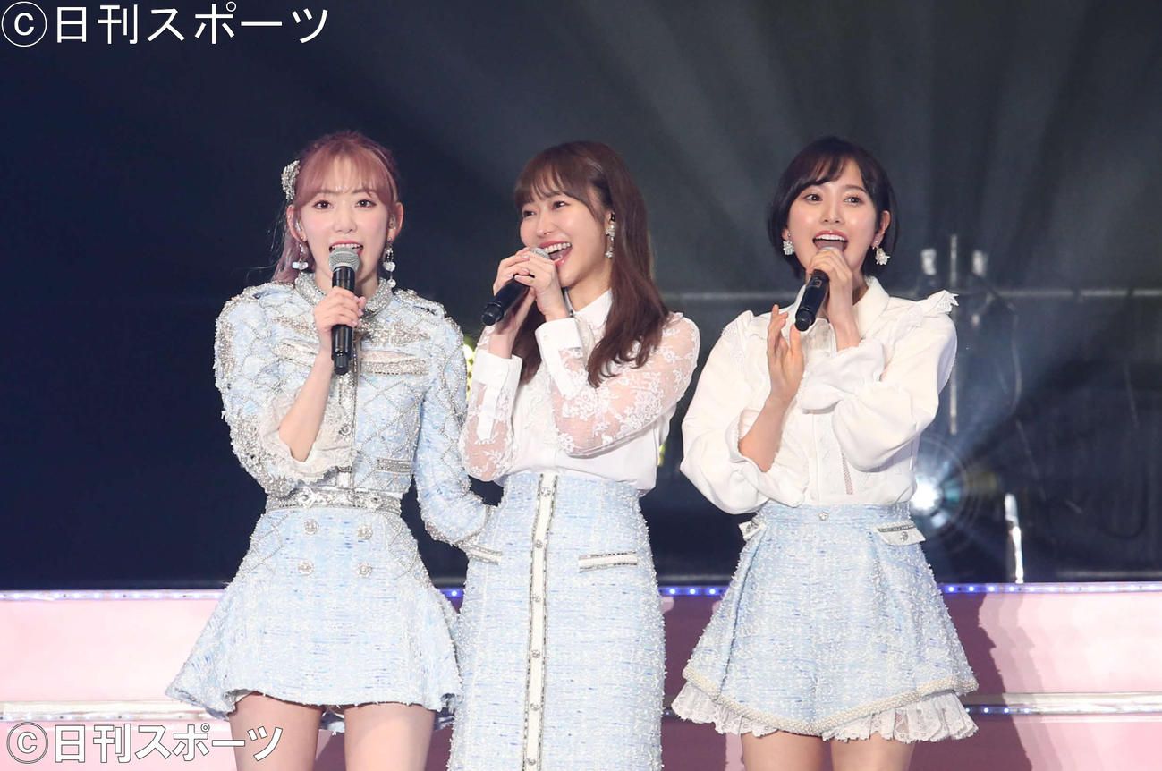 指原莉乃（中央）、兒玉遥（右）と25曲目「12秒」を歌うHKT48宮脇咲良（撮影・岩下翔太）