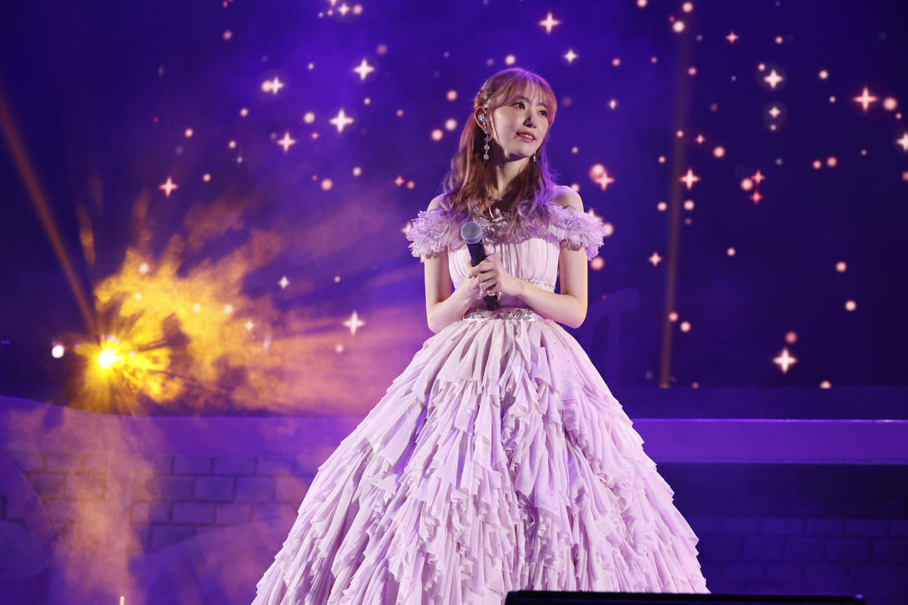 卒業コンサートでドレス姿で歌うHKT48宮脇咲良