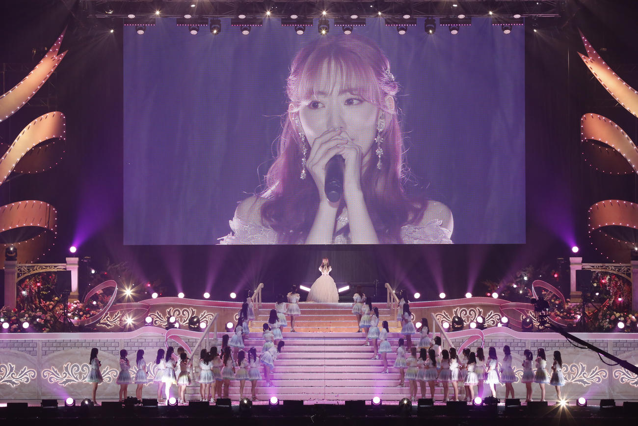 卒業コンサートでメンバーに見守られながらステージを後にするHKT48宮脇咲良（中央）