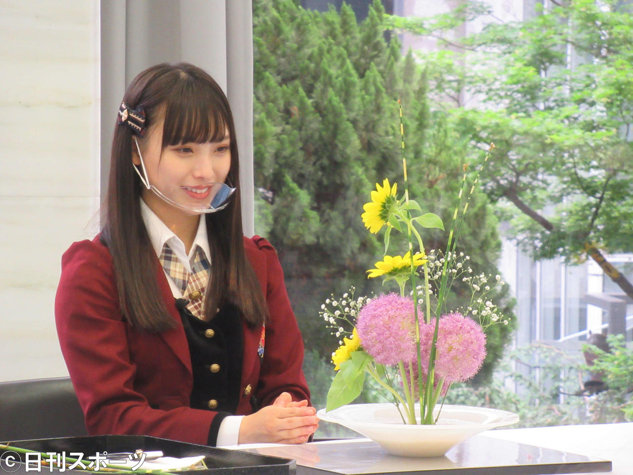 いけばなに挑戦するNMB48梅山恋和（撮影・星名希実）