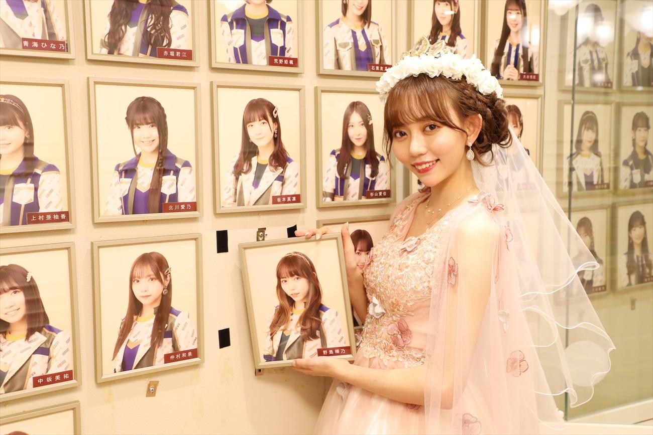 卒業公演を行って劇場の壁掛け写真を外すSKE48野島樺乃（C）2021 Zest, inc.