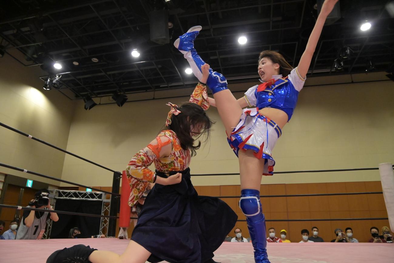 東京女子プロレス両国大会でかかと落とし「Finally」を宮本もか（左）に防がれる荒井優希（C）東京女子プロレス