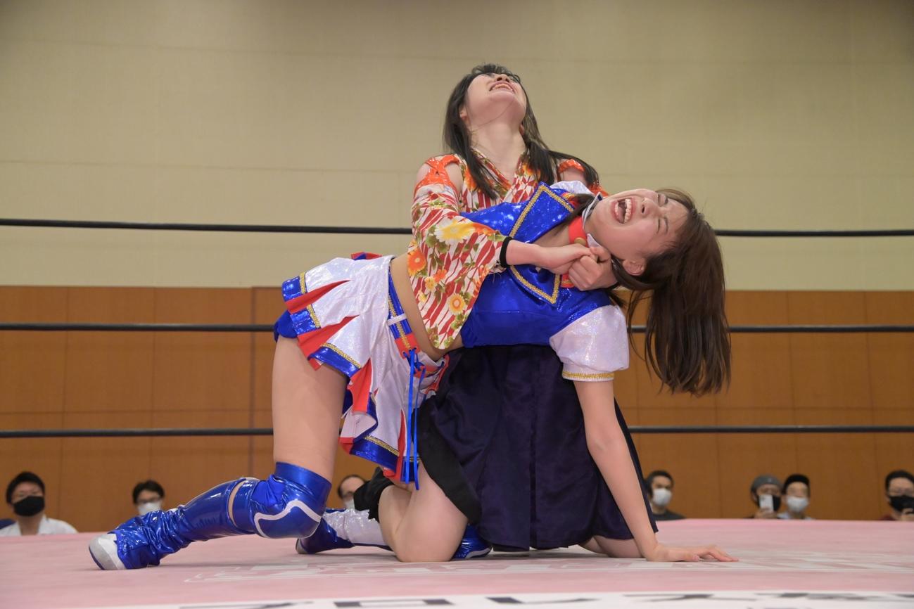 東京女子プロレス両国大会で宮本もか（左）に技を決められる荒井優希（C）東京女子プロレス