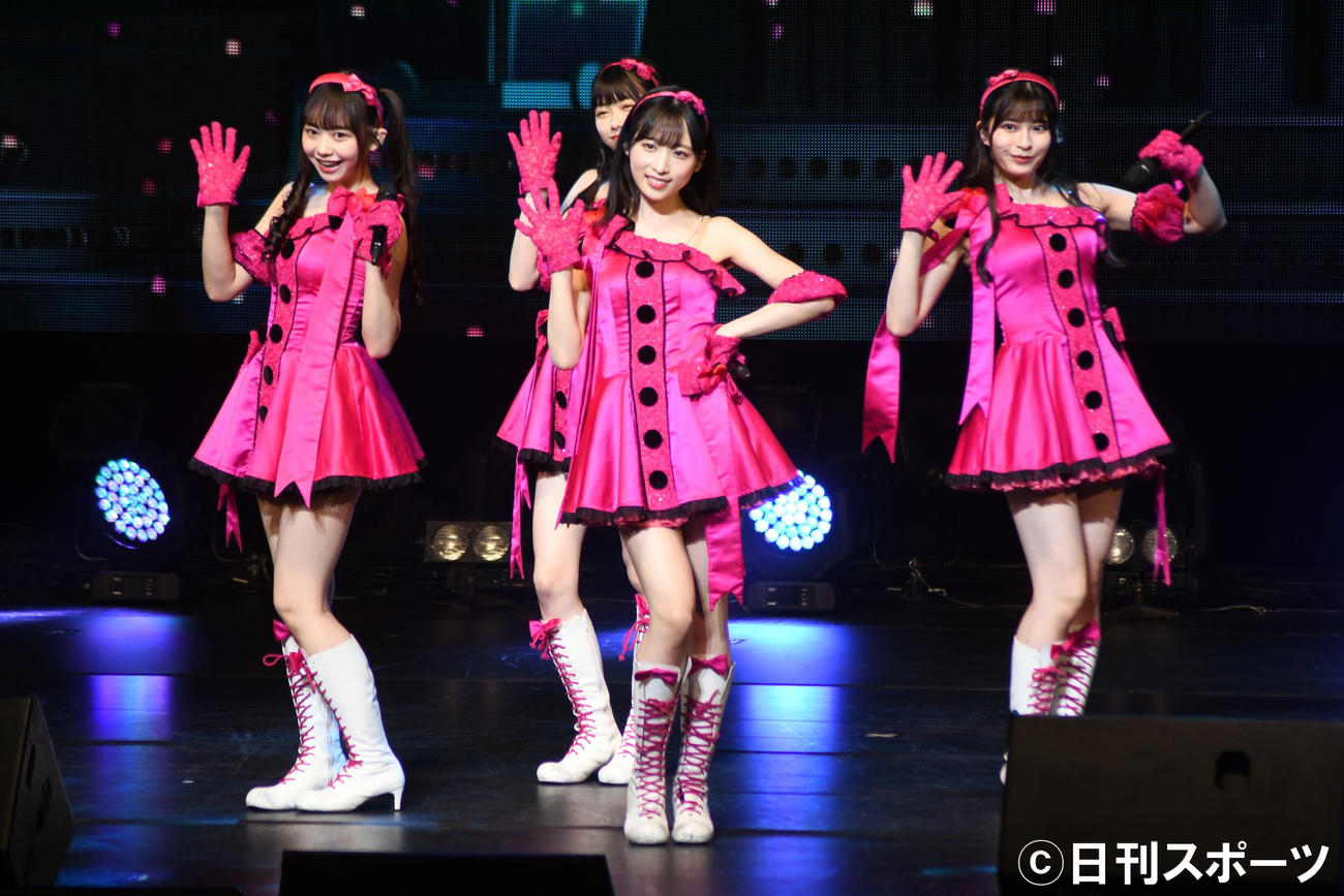 「AKB48 Group Asia Festival 2021 ONLINE」でパフォーマンスするAKB48の、左から大盛真歩、千葉恵里、小栗有以、行天優莉奈（撮影・大友陽平）
