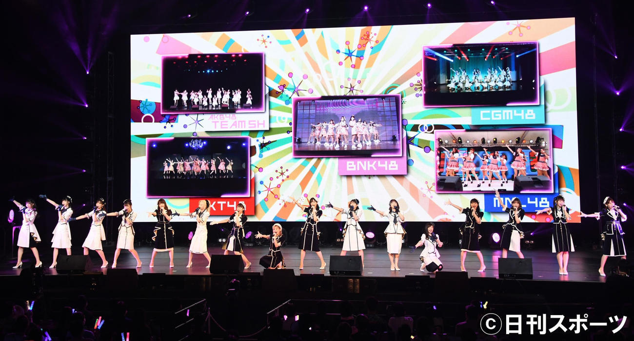 海外姉妹グループとオンラインでつないで「AKB48 Group Asia Festival 2021 ONLINE」を行ったAKB48（撮影・大友陽平）