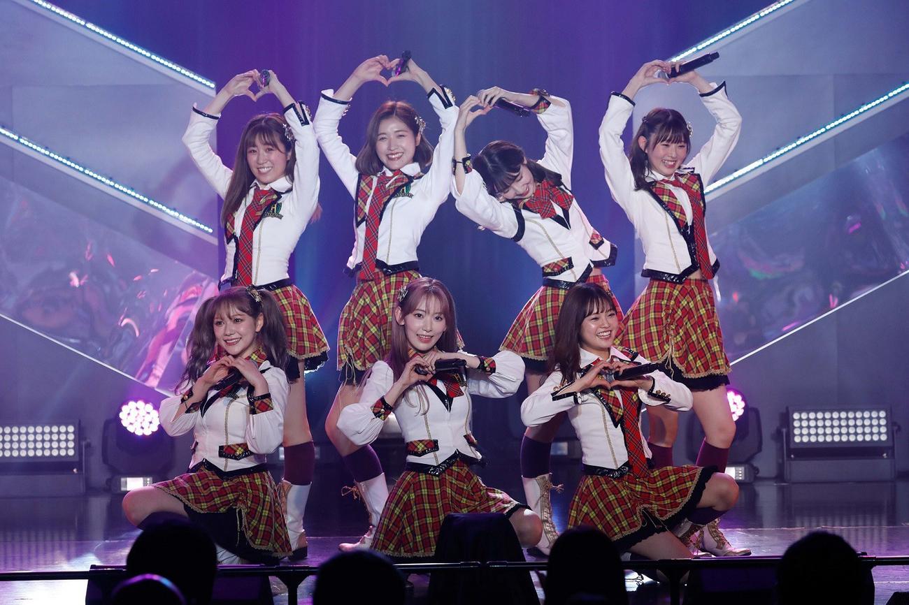 HKT48劇場で「壮行会」を行った宮脇咲良（前列中央）。前列左から村重杏奈、1人おいて本村碧唯、後列左から下野由貴、今田美奈、松岡菜摘、熊沢世莉奈（C）Mercury
