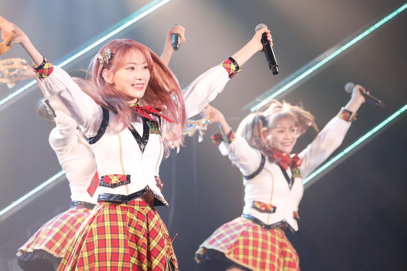 HKT48劇場で「壮行会」を行った宮脇咲良（左）（C）Mercury