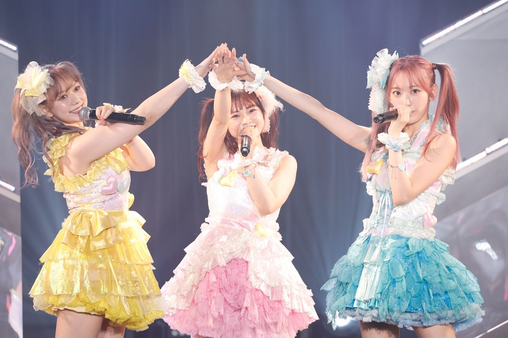 HKT48劇場での「壮行会」で「ウィンブルドンへ連れて行って」を歌う、左から村重杏奈、本村碧唯、宮脇咲良（C）Mercury