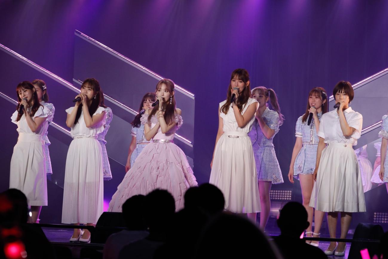 HKT48劇場で「壮行会」を行った宮脇咲良（左から3人目）（C）Mercury