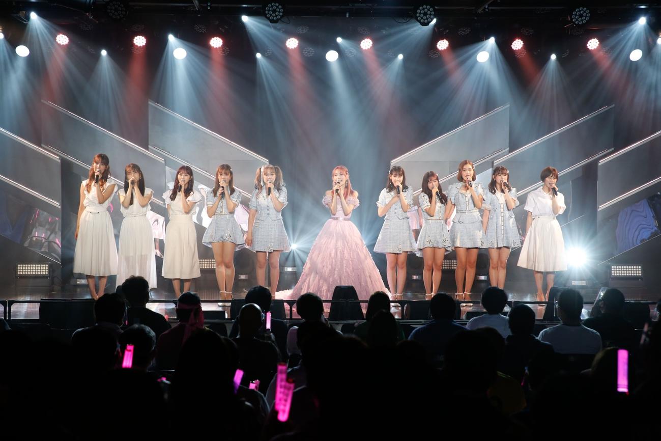 HKT48劇場で「壮行会」を行った宮脇咲良（中央）。左から田中菜津美、中西智代梨、植木南央、下野由貴、村重杏奈、1人おいて松岡菜摘、本村碧唯、今田美奈、熊沢世莉奈、深川舞子（C）Mercury