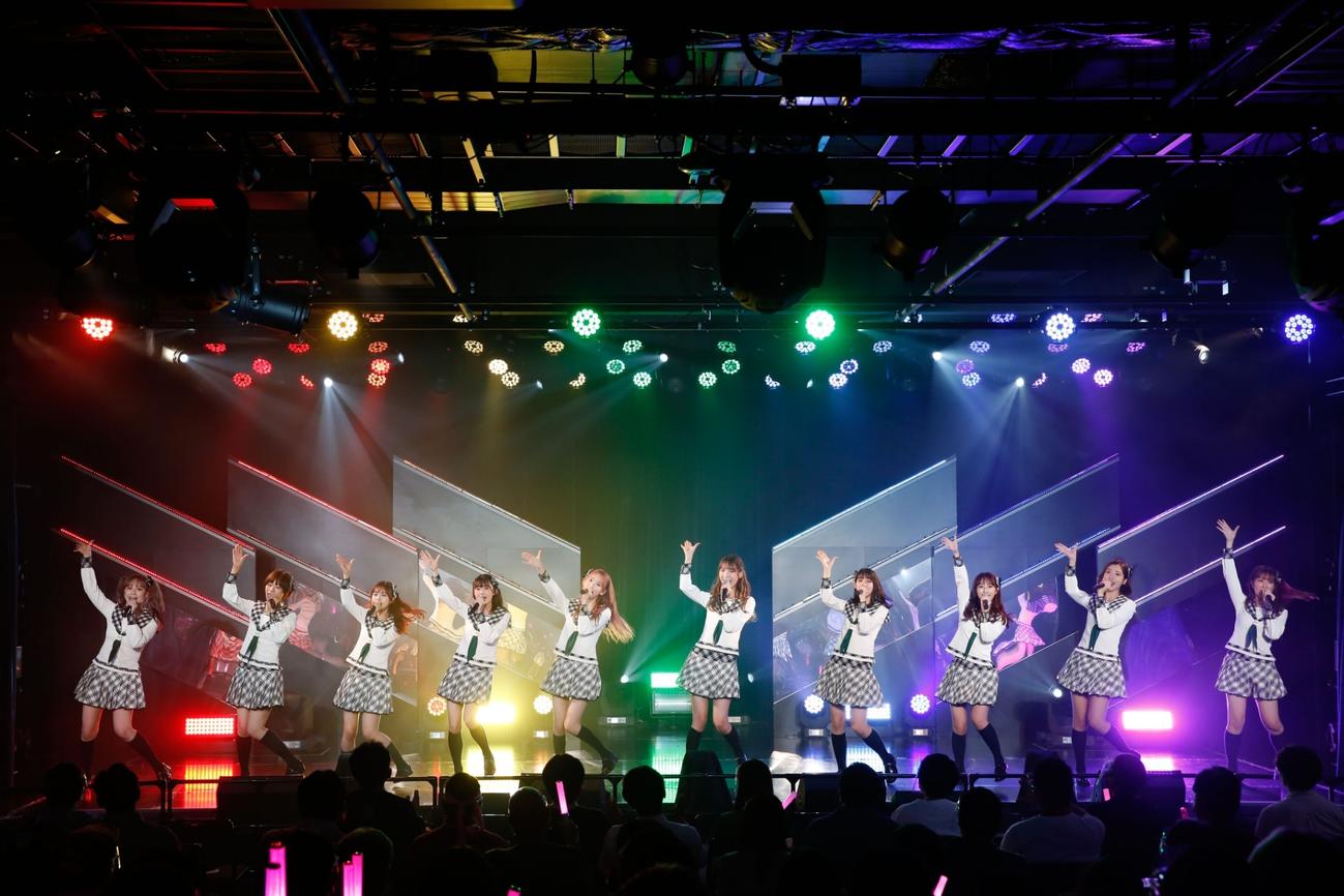 HKT48劇場で「壮行会」を行った宮脇咲良（左から5人目）ら1期生（C）Mercury