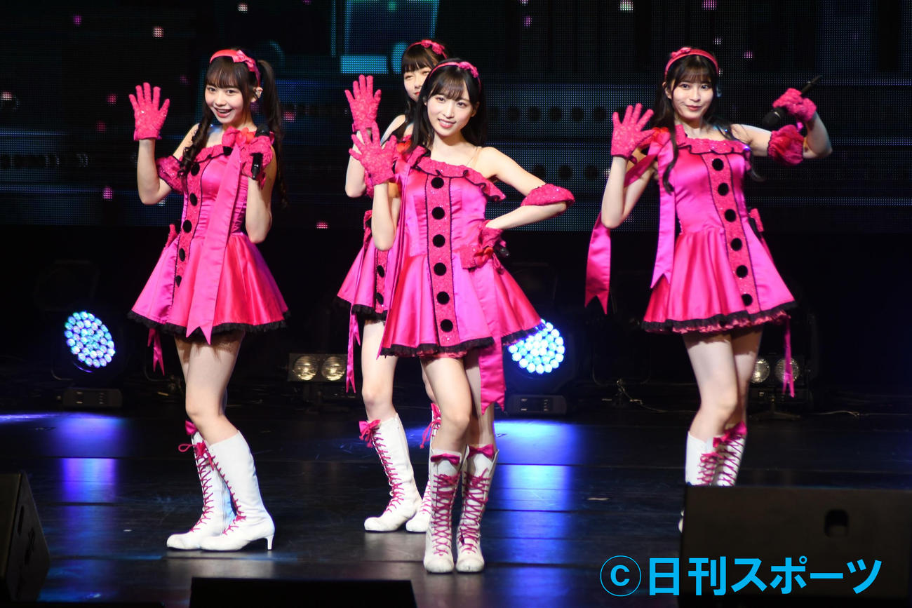 「AKB48 Group Asia Festival 2021 ONLINE」でパフォーマンスするAKB48の、左から大盛真歩、千葉恵里、小栗有以、行天優莉奈（撮影・大友陽平）