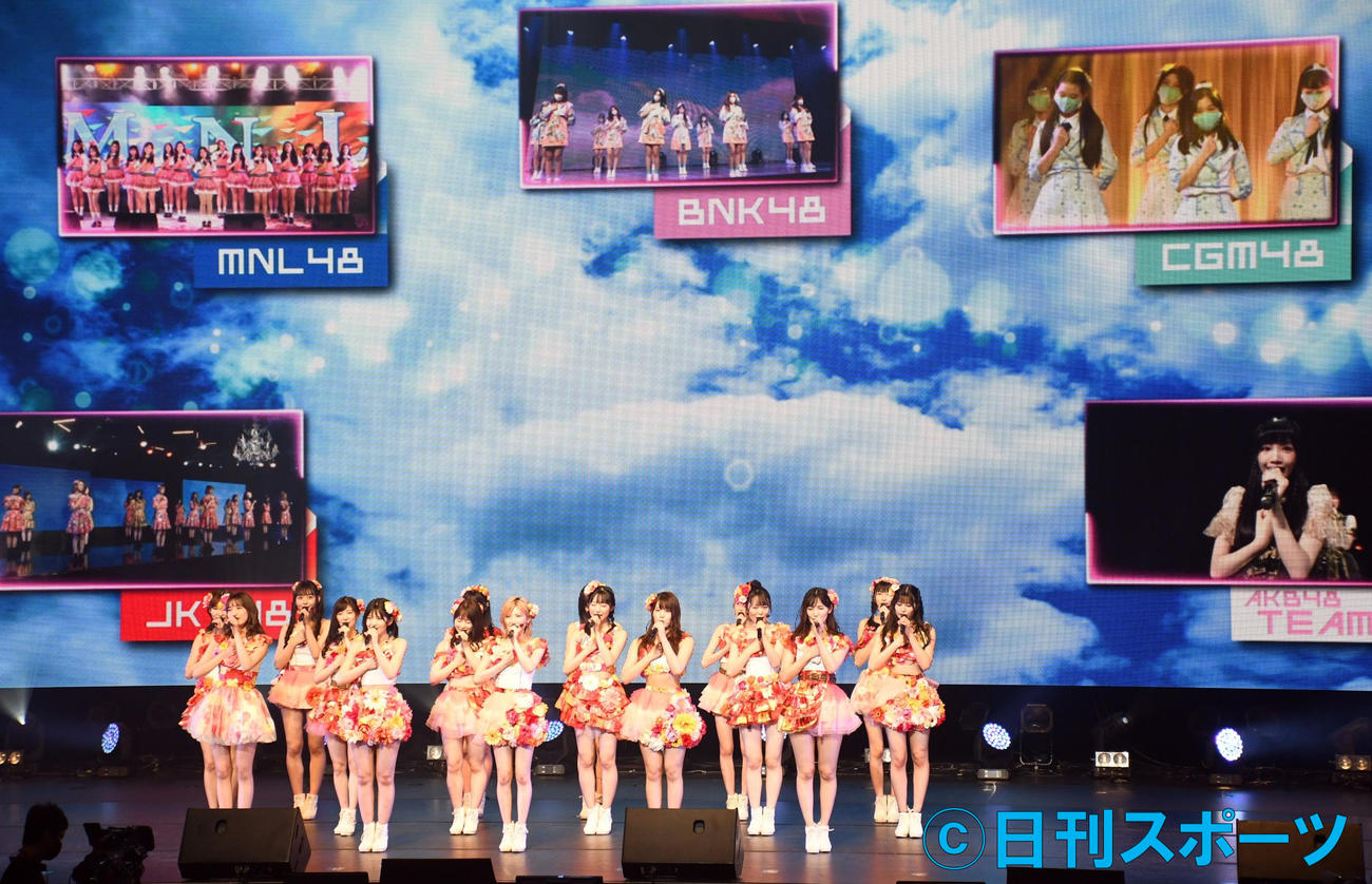 「AKB48 Group Asia Festival 2021 ONLINE」で「365日の紙飛行機」を歌うAKB48（撮影・大友陽平）