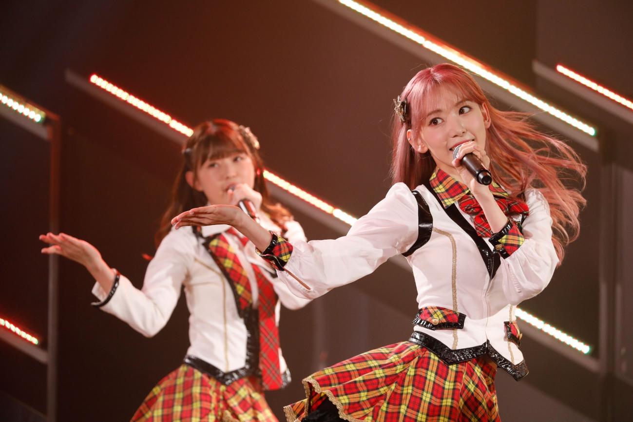 HKT48劇場で「壮行会」を行った宮脇咲良（右）（C）Mercury