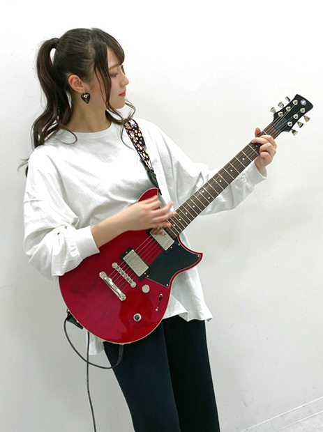 エレキギターを構えるNGT48川越紗彩（C）Flora
