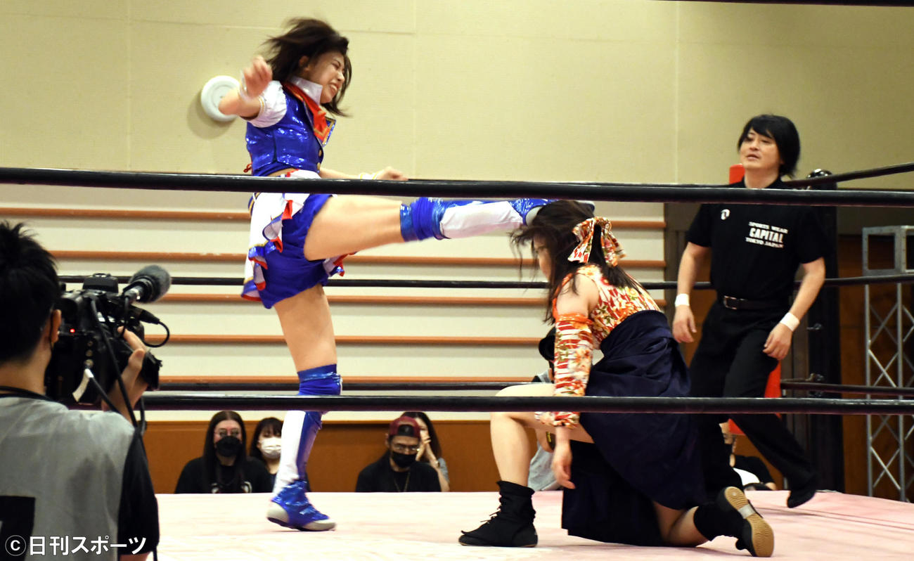 東京女子プロレス「Don’t miss the signs」で宮本もか（中央）に得意技のかかと落とし「Finally」を決めるSKE48荒井優希（撮影・大友陽平）