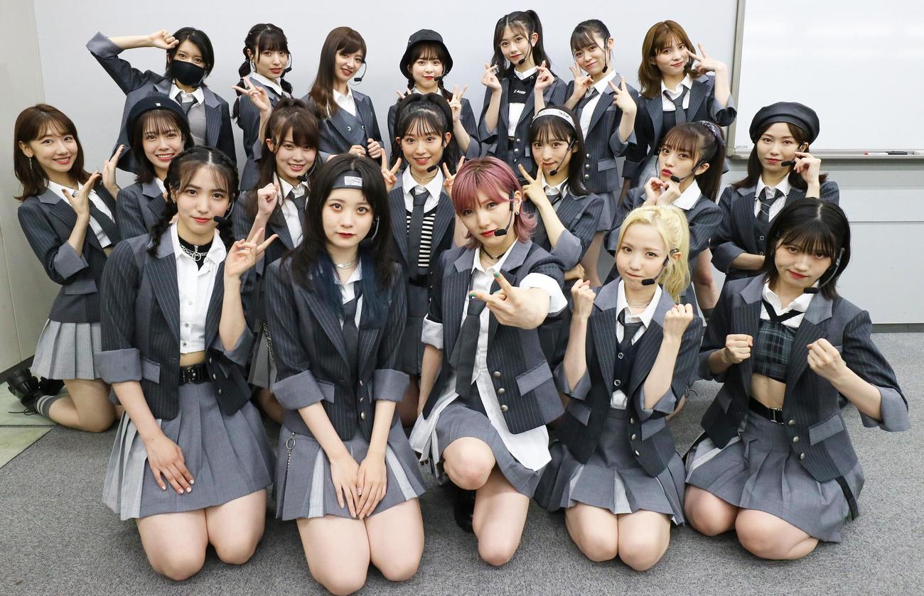 TBS系「音楽の日」で新曲「根も葉もRumor」を初披露したAKB48。前列左から3人目が岡田奈々