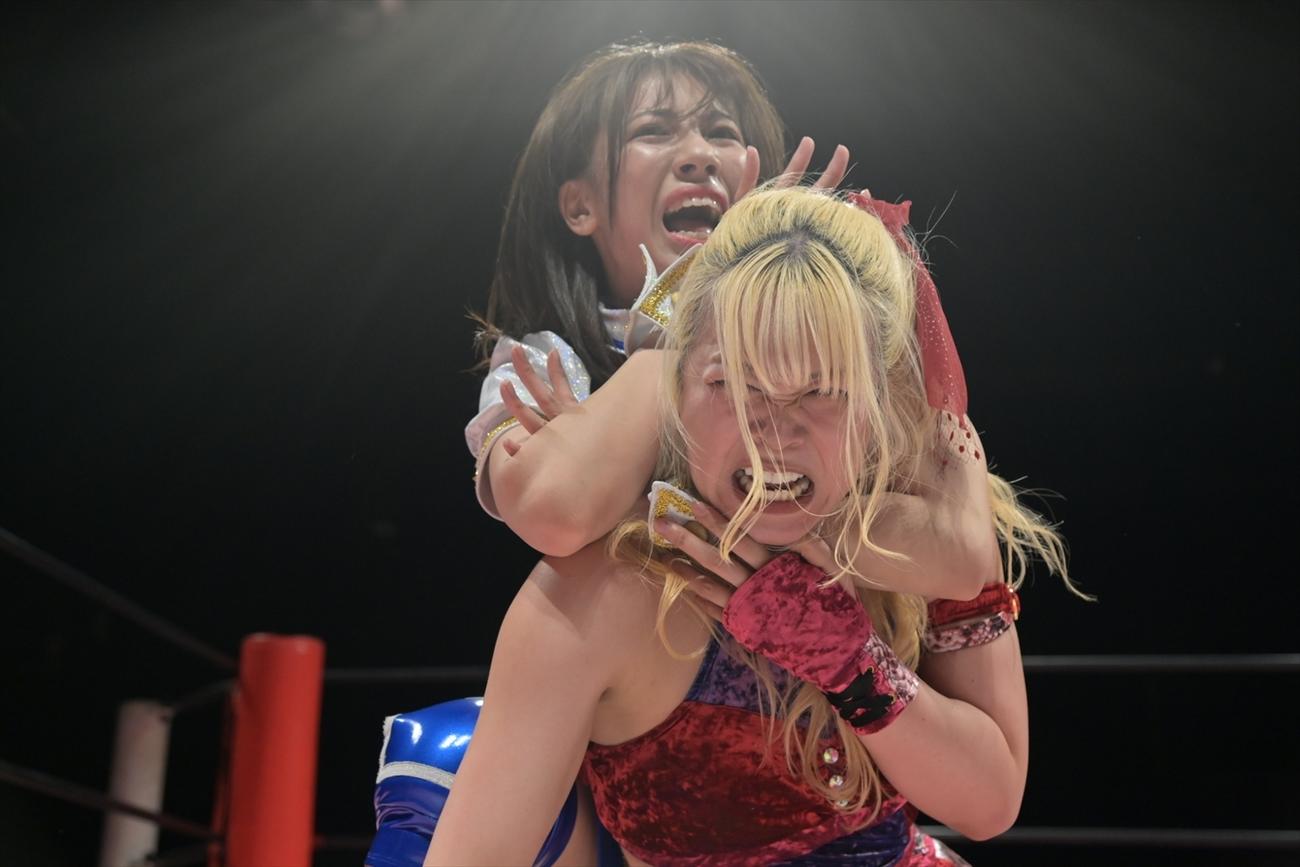 「第8回東京プリンセスカップ」1回戦で愛野ユキを攻める荒井優希（Ｃ）東京女子プロレス
