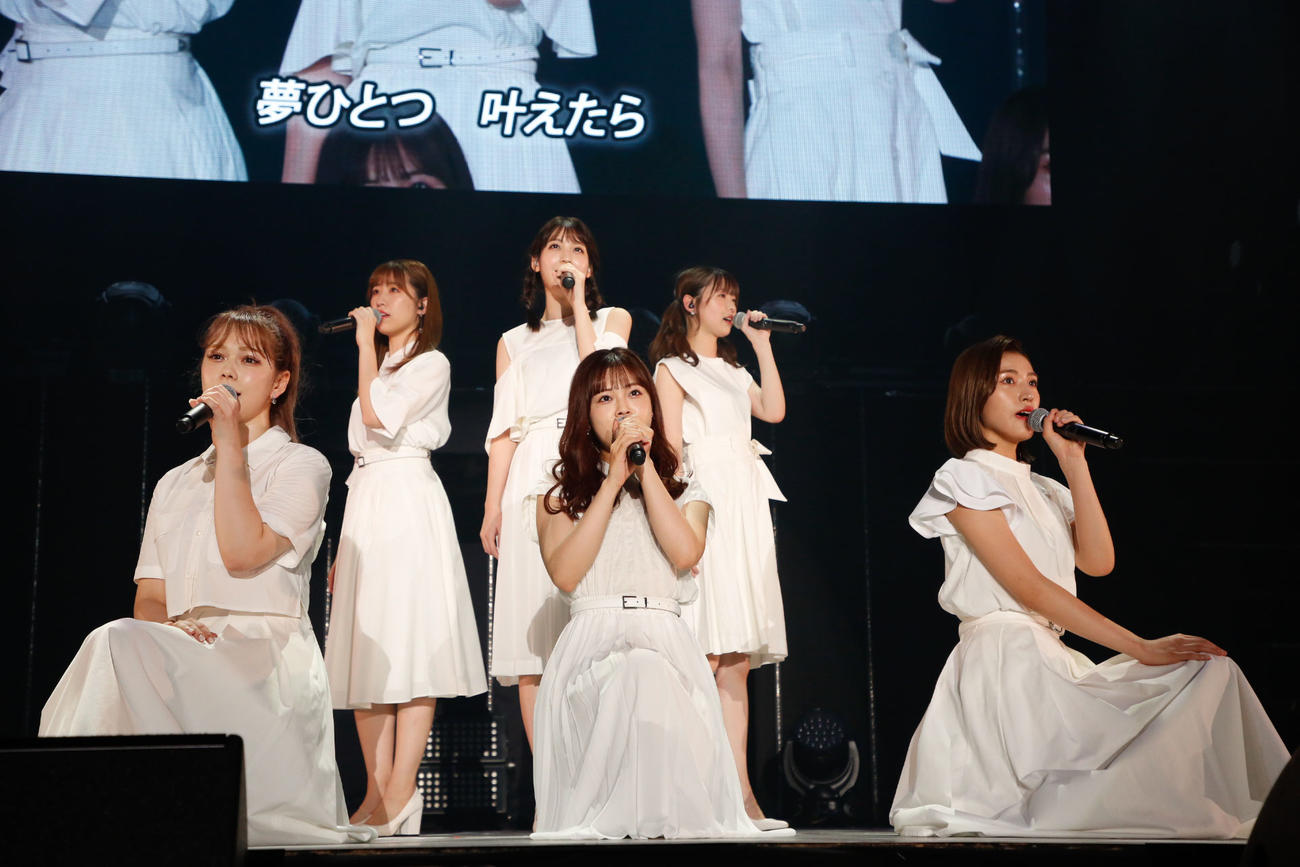 「HKT48　リクエストアワー　セットリストベスト50 2021」昼公演で「夢ひとつ」を披露する村重杏奈（前列左端）ら1期生