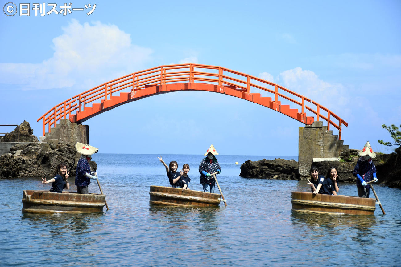 「矢島体験交流館」でたらい舟に乗船した、左から真下華穂、中村歩加、富永夢有、大塚七海、小見山沙空（撮影・大友陽平）