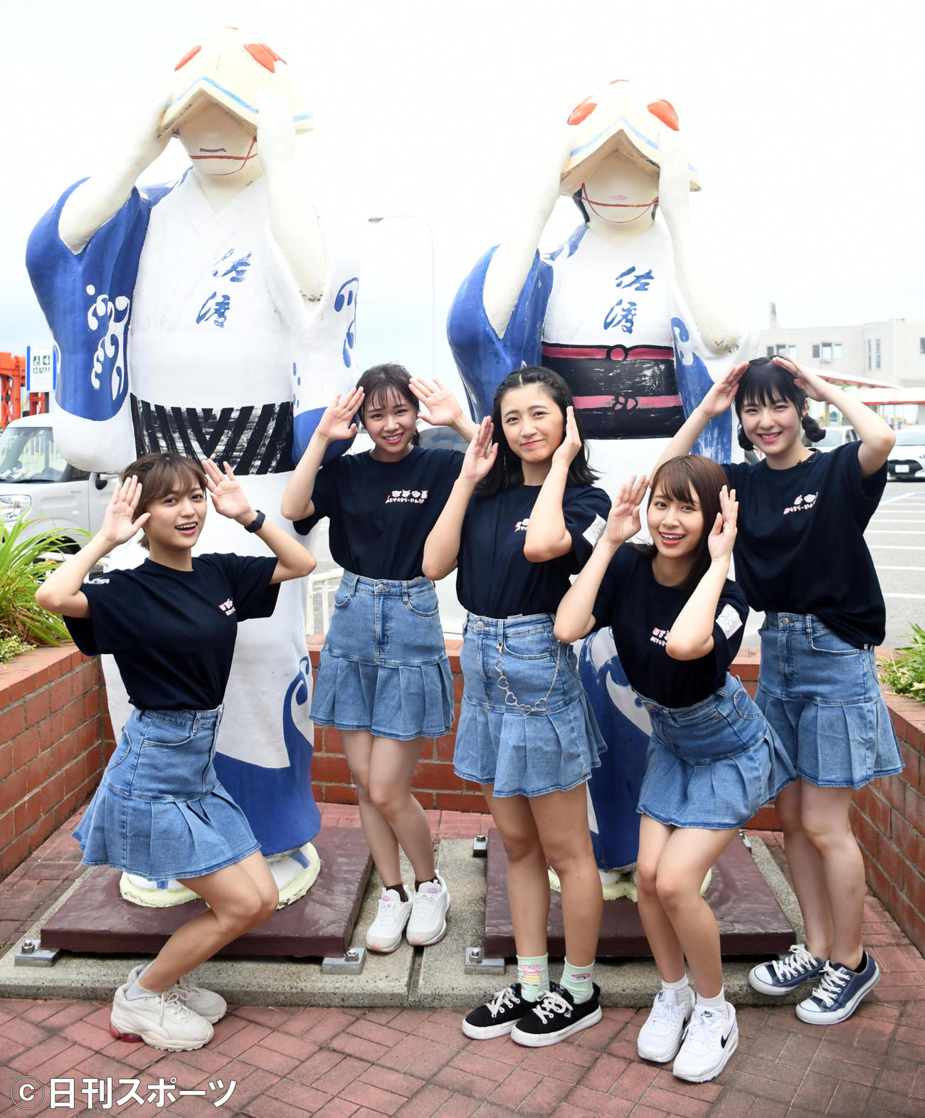 両津港に到着しポーズを決めるNGT48らーめん部のメンバー（撮影・大友陽平）