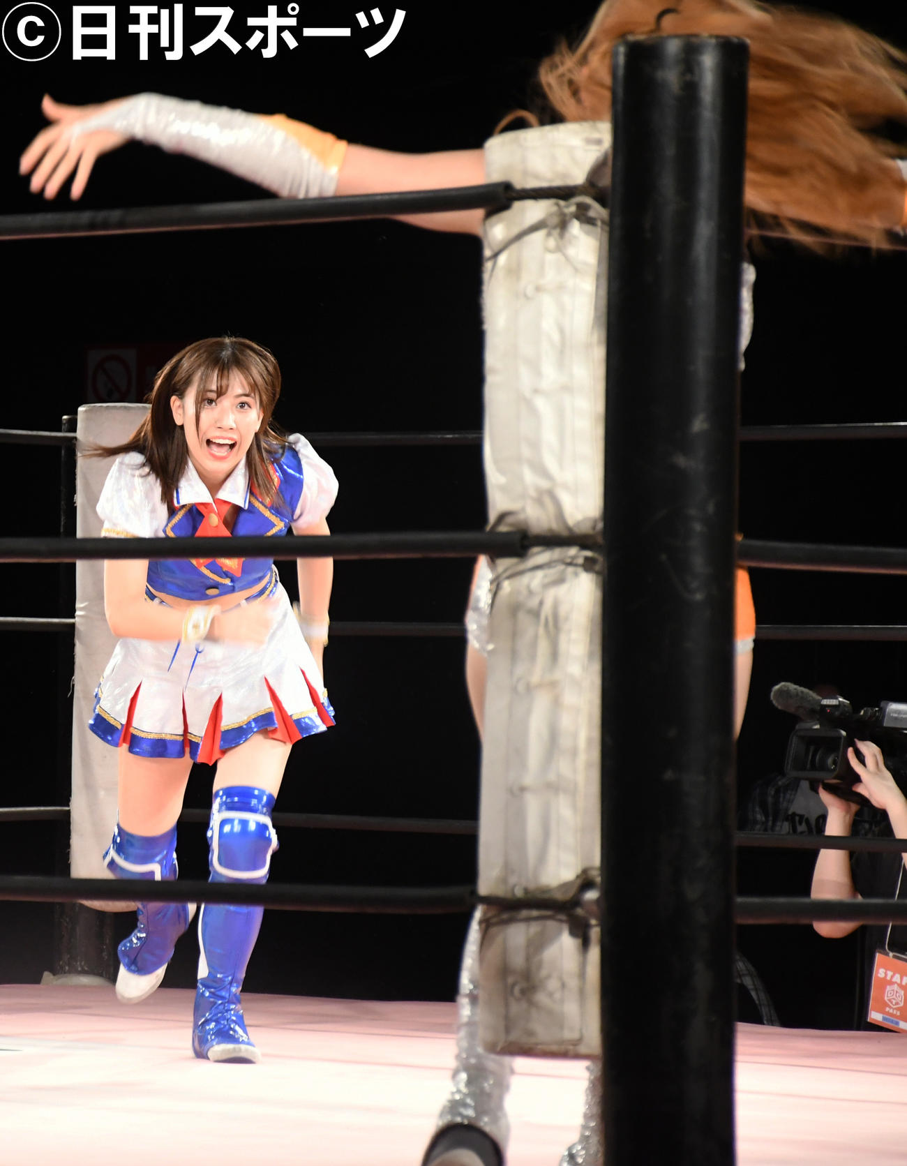 東京女子プロレス新宿FACE大会での6人タッグマッチで相手に突進するSKE48荒井優希（撮影・大友陽平）