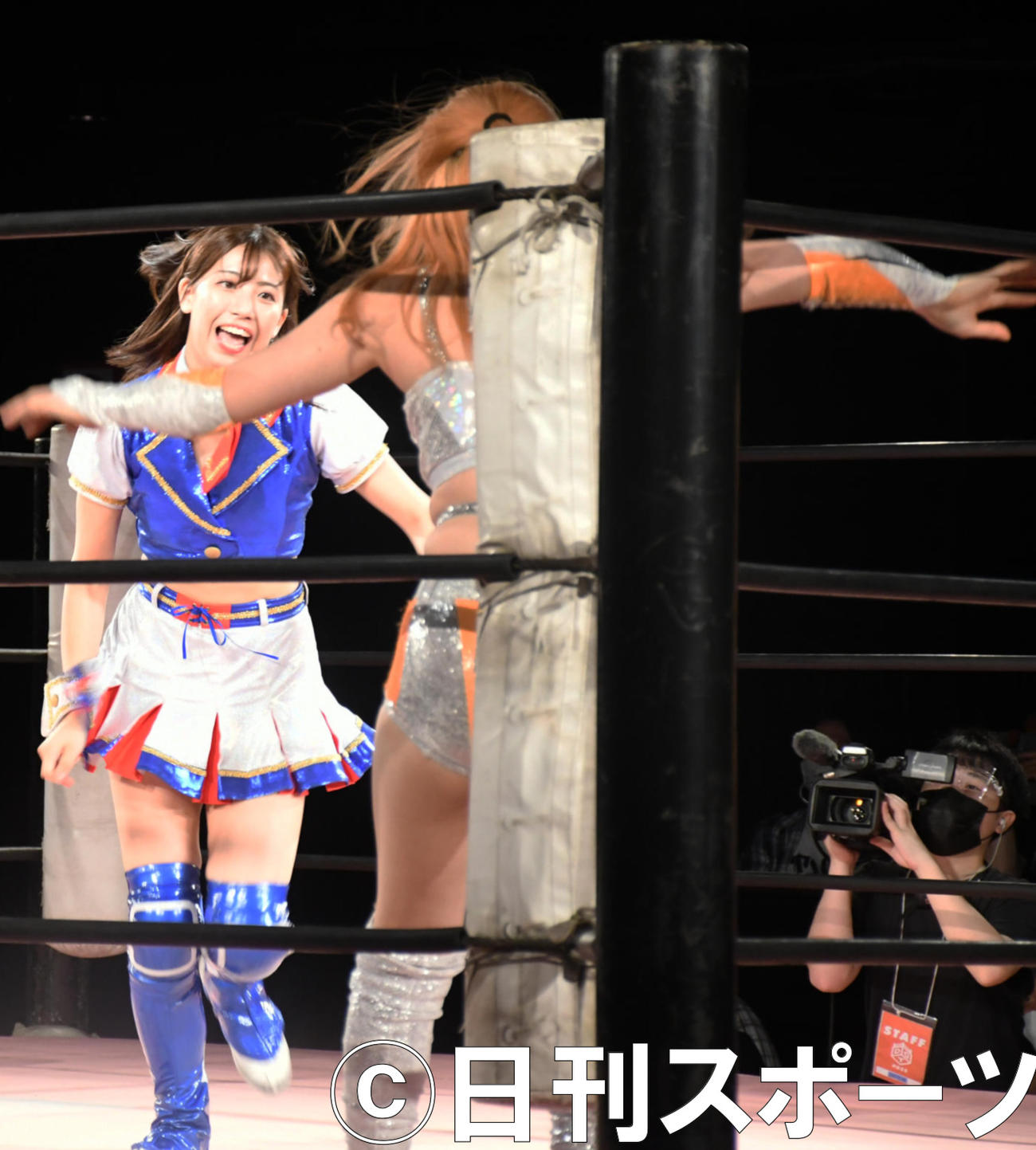 東京女子プロレス新宿FACE大会での6人タッグマッチで相手に突進するSKE48荒井優希（撮影・大友陽平）