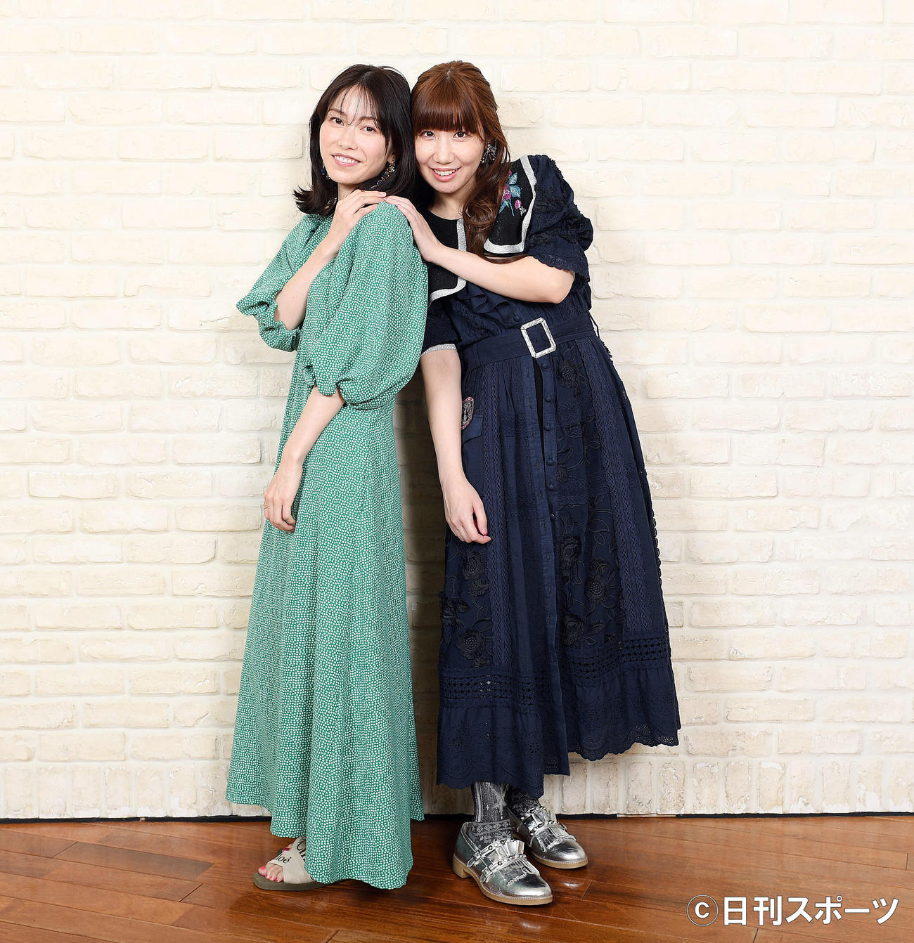 対談した横山由依（左）と根本宗子は仲良くポーズを決める（撮影・滝沢徹郎）