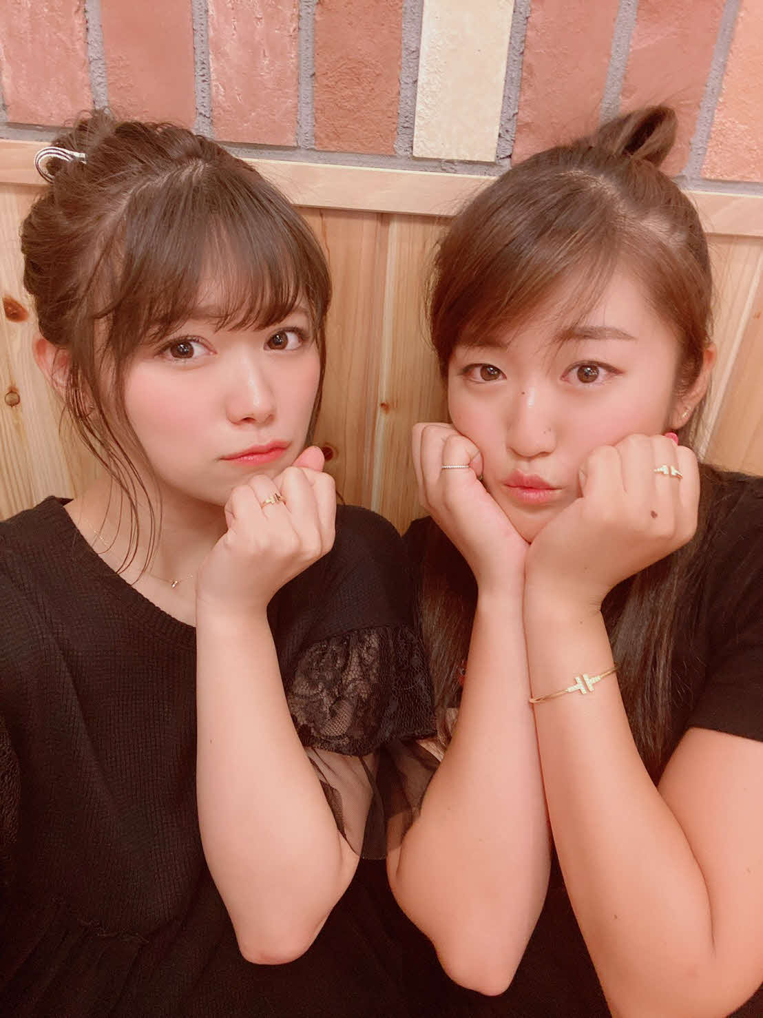 山内鈴蘭（左）と稲見萌寧