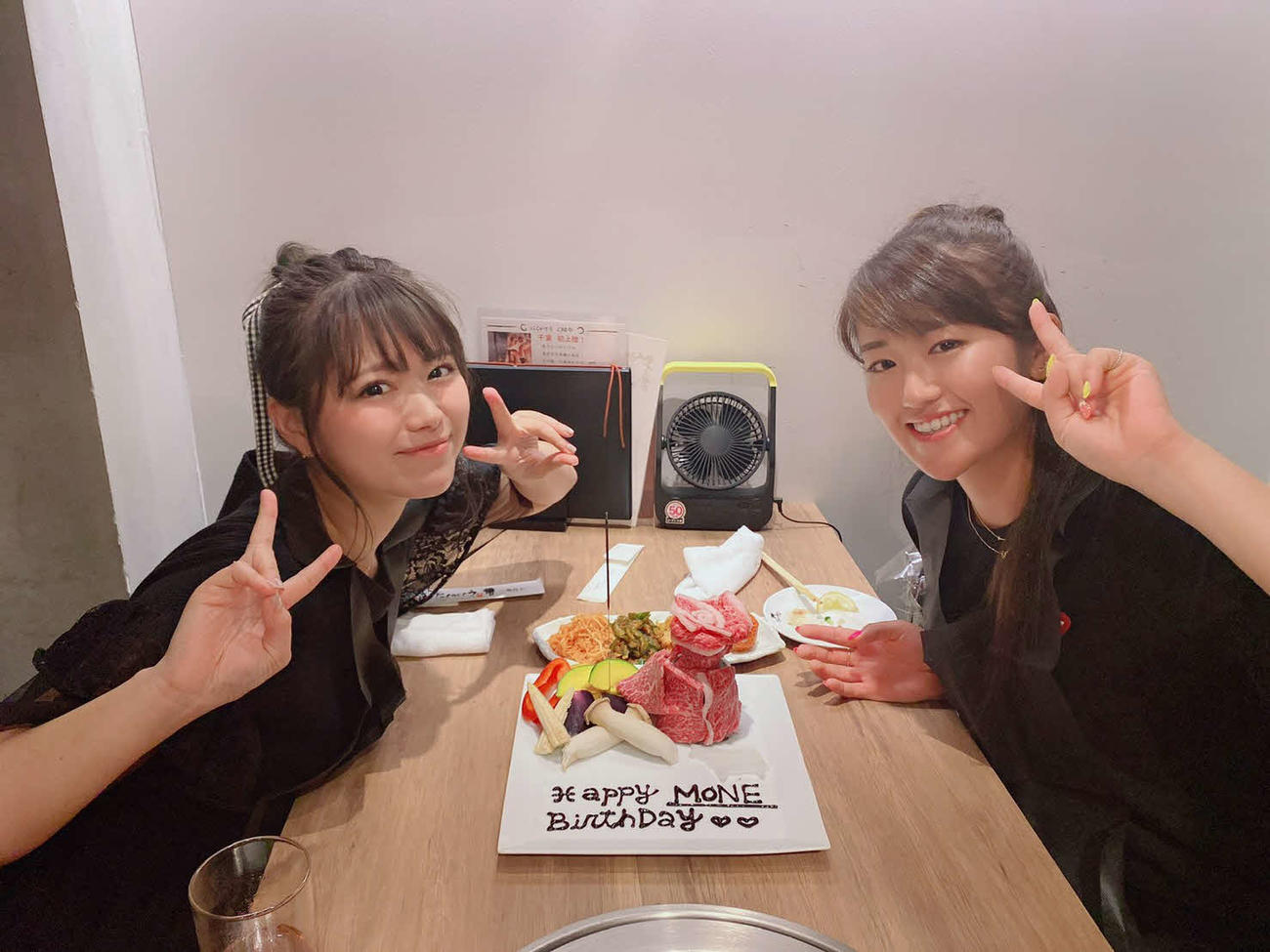 山内鈴蘭（左）と稲見萌寧