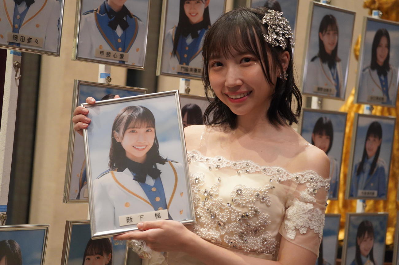 卒業コンサートを行い壁掛け写真を外すSTU48薮下楓（C）STU