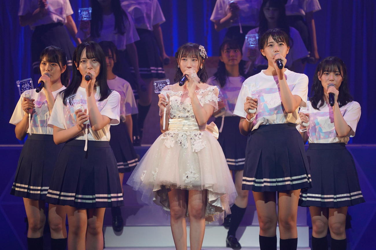 卒業コンサートで歌うSTU48薮下楓（中央）（C）STU