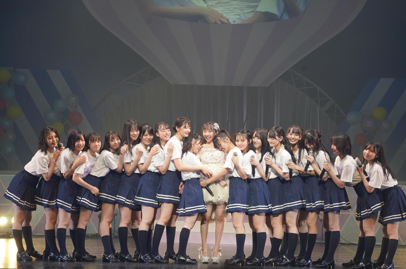 卒業コンサートでメンバーに囲まれるSTU48薮下楓（中央）（C）STU