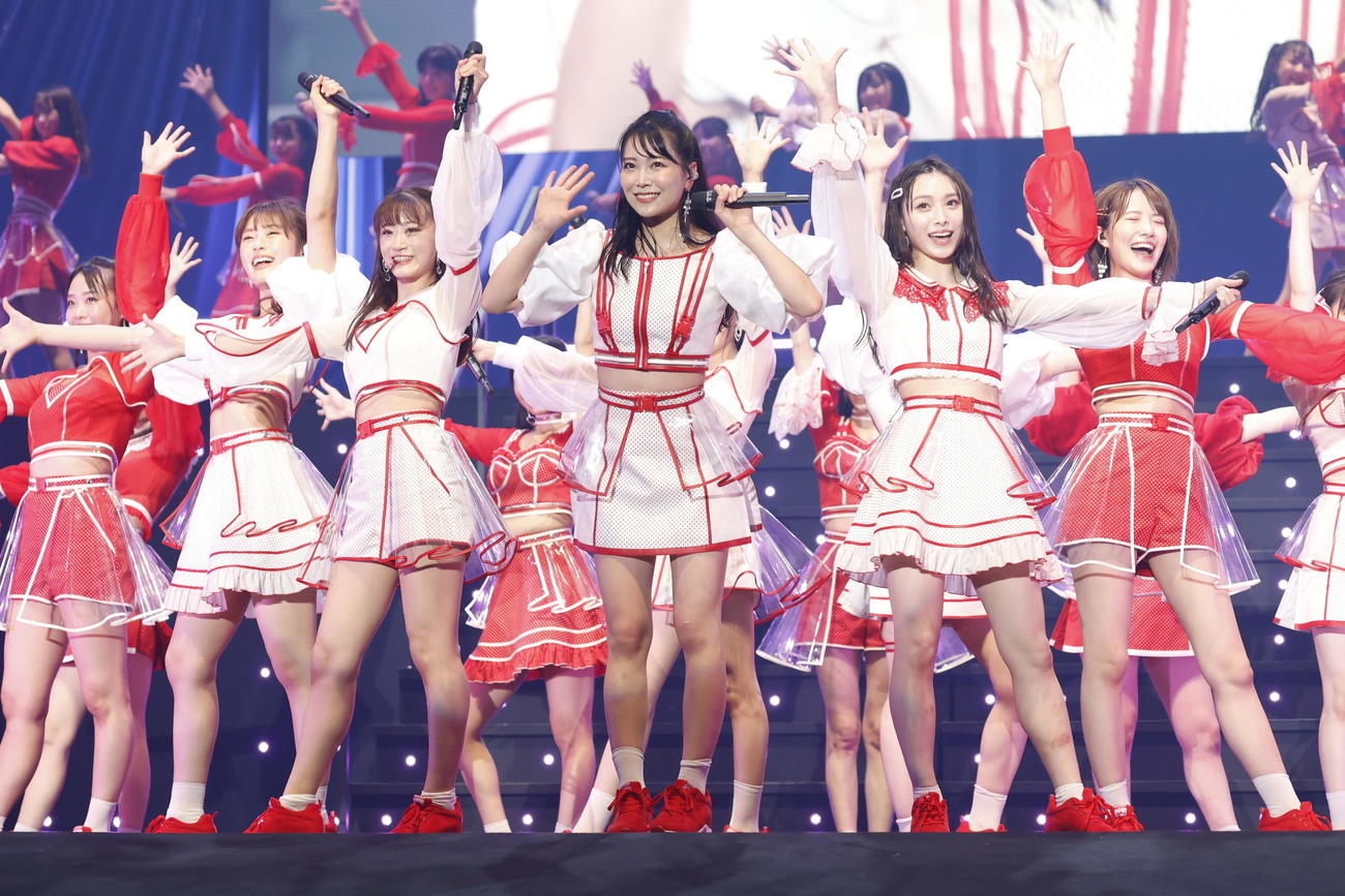 卒業を発表している白間美瑠（中央）らが恒例夏コンサートに出演（C）NMB48