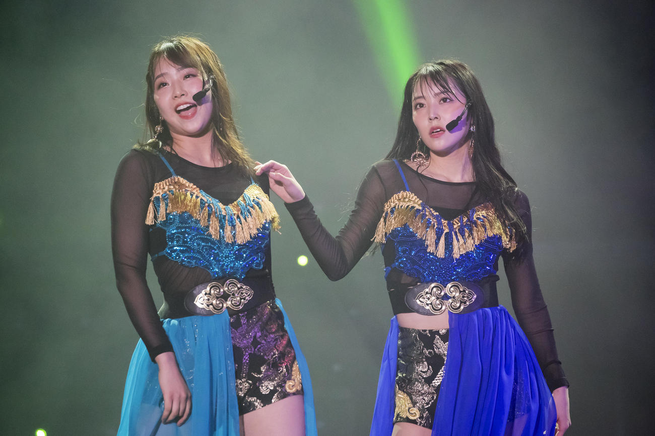 卒業コンサートで熱いパフォーマンスを見せるNMB48最後の1期生白間美瑠（右）（C）NMB48