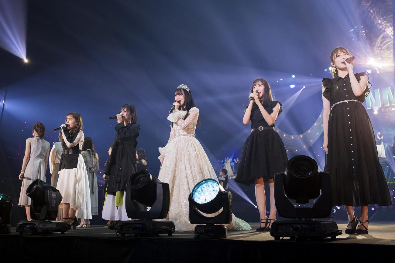 NMB48最後の1期生白間美瑠（中央）の卒業コンサートに出演した同期生ら（C）NMB48