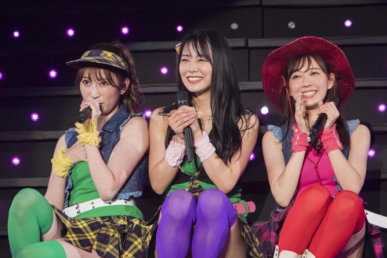 NMB48最後の1期生白間美瑠（中央）の卒業コンサートに出演した吉田朱里（左端）渡辺美優紀（C）NMB48