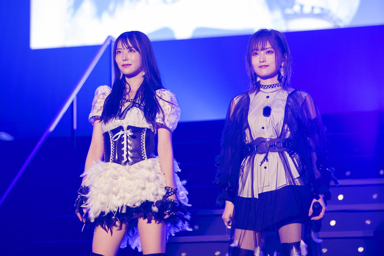 NMB48最後の1期生白間美瑠（左）の卒業コンサートに出演した山本彩（C）NMB48